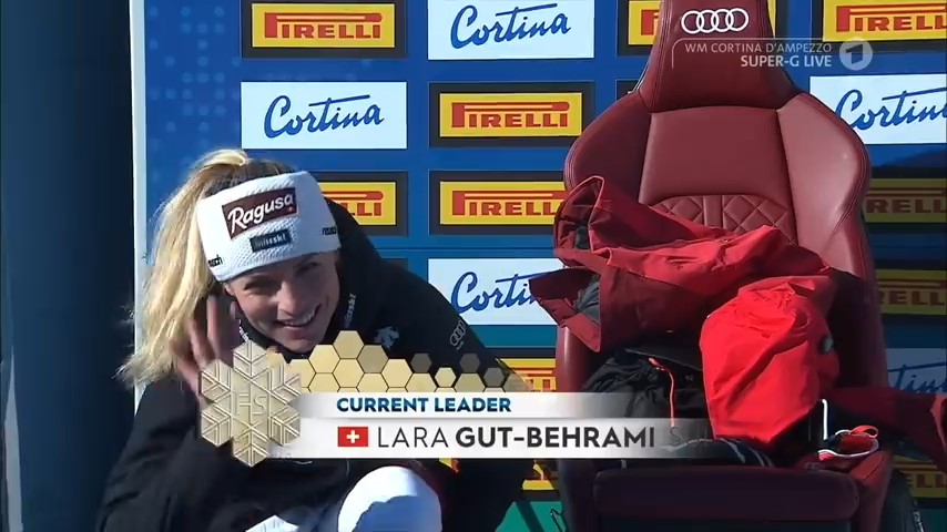 лара переодягається на очах у шановної публіки