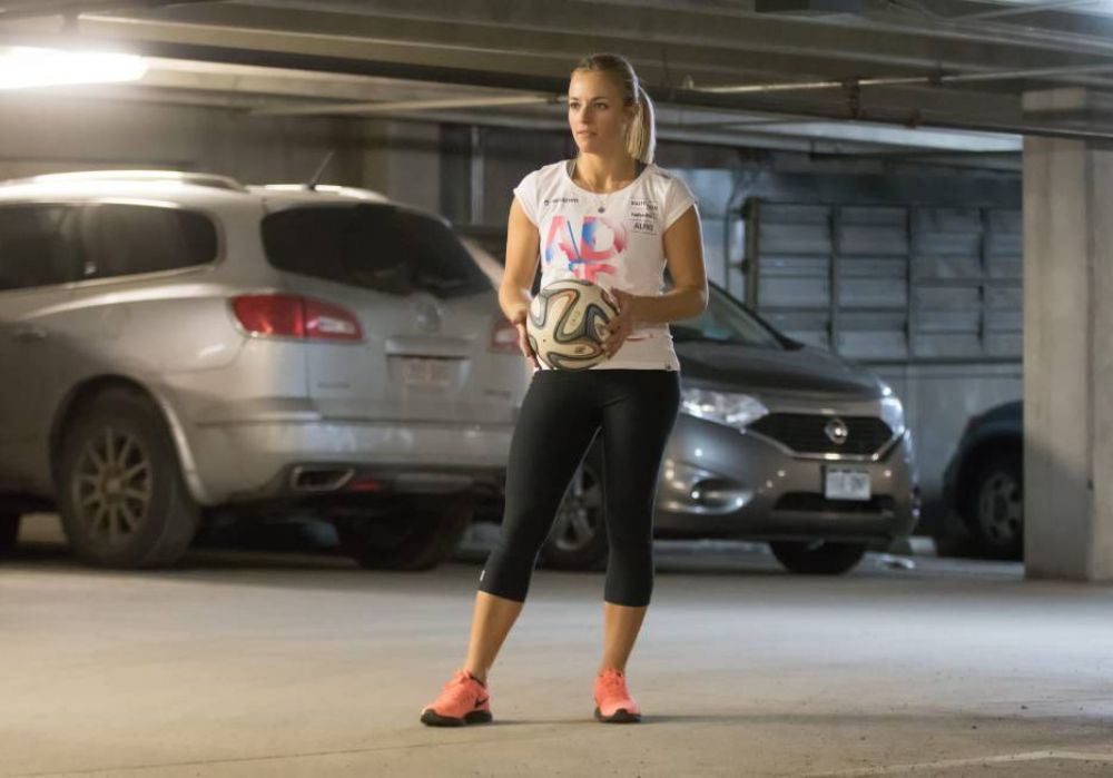 лара із м'ячем