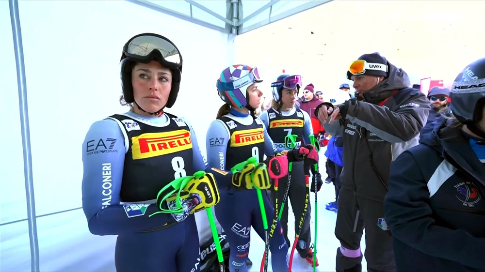 бассіно слухає уважно